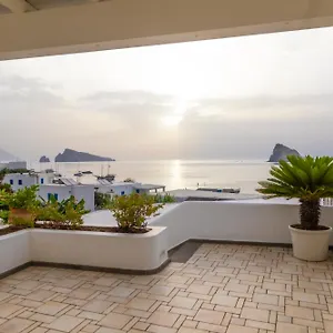 hotel-la-terrazza-panarea-island.sicilyhotelsitaly.net/