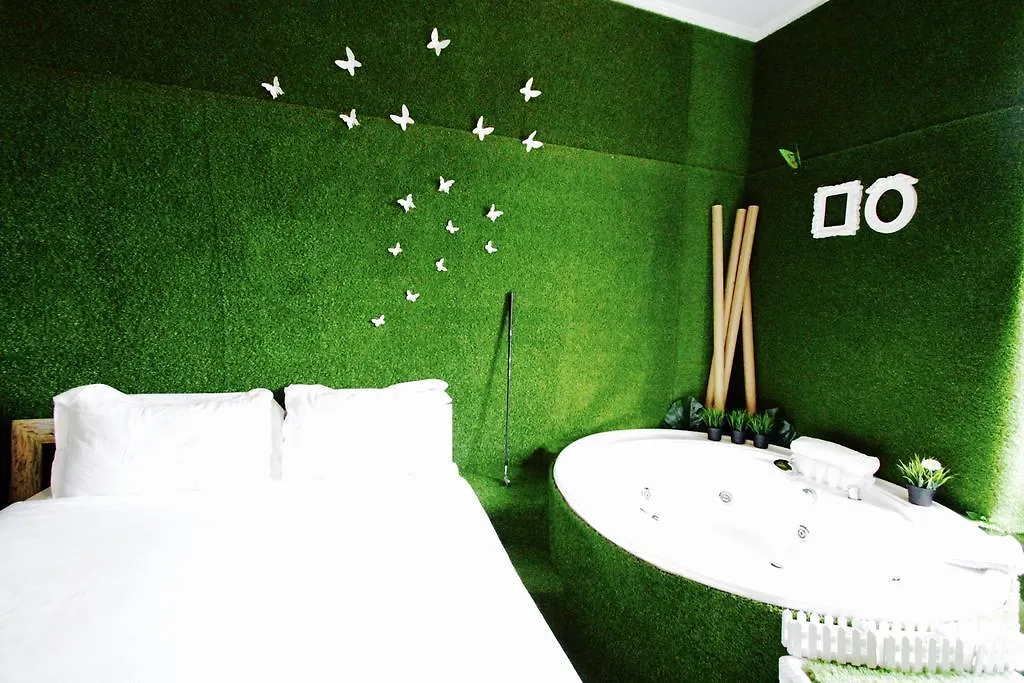 Jacuzzi Rooms Roma 2*,  Itália